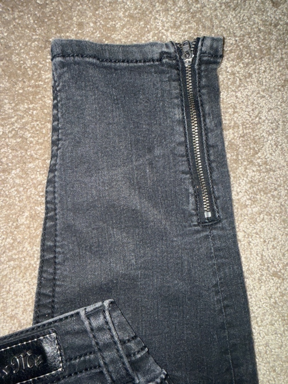 Miss Me Black Mid Rise Cropped Skinny Ankle Zip Jeans - size 30. B9 - Picture 6 of 8